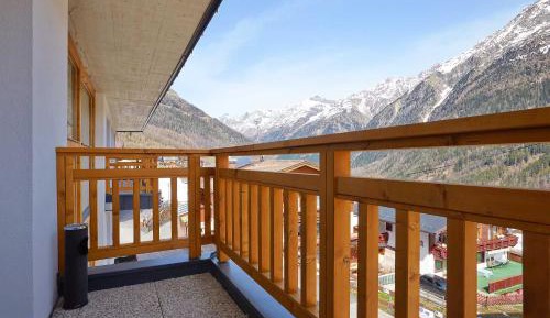 Three-Bedroom Apartment with Balcony