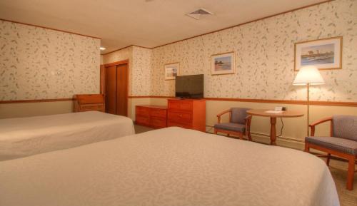 Queen Room with Two Queen Beds and Garden View