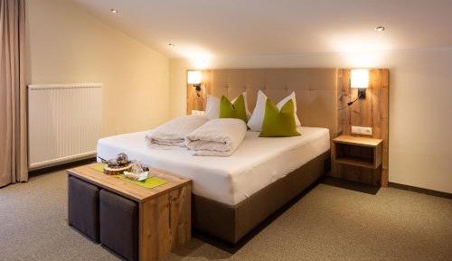 Deluxe Double Room with Balcony and Mountain View