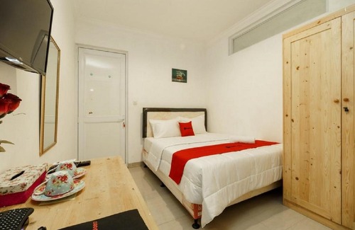Pancoran Hotel | RedDoorz Syariah Plus Near Pancoran 2