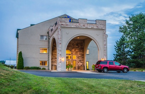 King Hotel | Comfort Suites at PAR 4 Resort