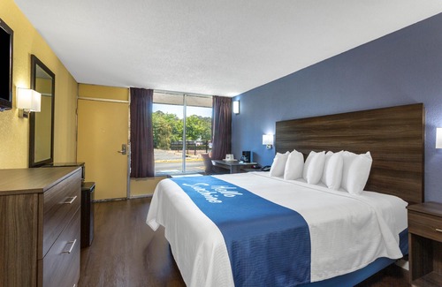 Coliseum Central Hotel | Days Inn by Wyndham Hampton Near Coliseum Convention Center