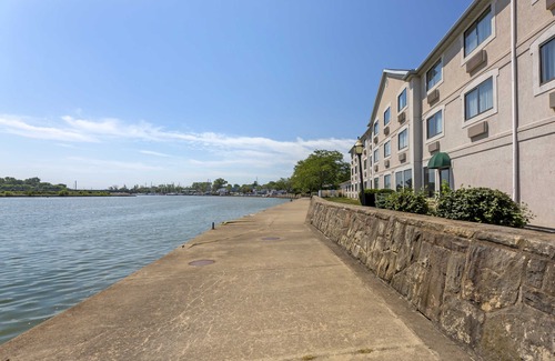 Huron Hotel | Comfort Inn River's Edge