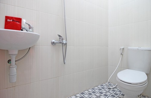 Banjarsari Hotel | RedDoorz Near Terminal Tirtonadi