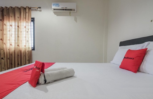 Jambi Hotel | RedDoorz Syariah Near Jamtos Jambi
