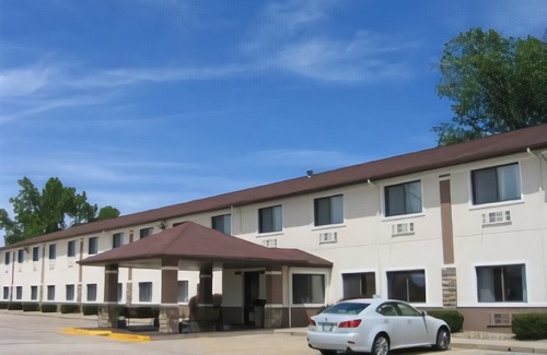 Forsyth Hotel | Quality Inn Near I-72 and Hwy 51