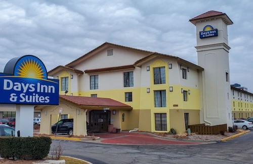 Schaumburg Hotel | Days Inn & Suites by Wyndham Schaumburg