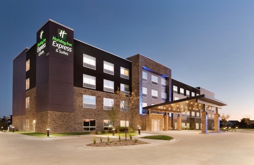 West Des Moines Hotel | Holiday Inn Express & Suites West des Moines - Jordan Creek, an Ihg Hotel