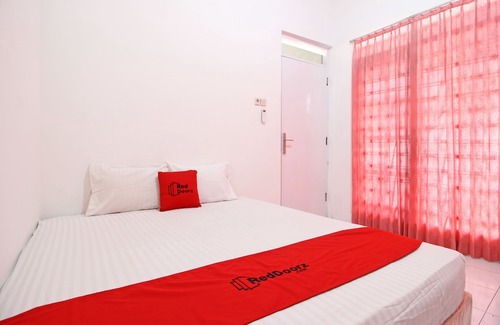 Banjarsari Hotel | RedDoorz Near Terminal Tirtonadi
