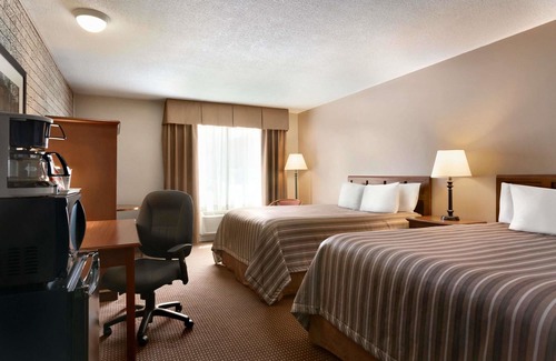 Simcoe Hotel | Travelodge by Wyndham Simcoe
