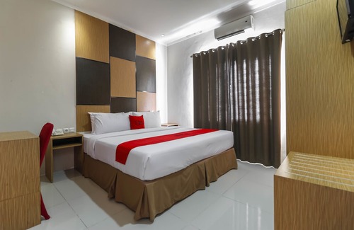 Makassar Hotel | RedDoorz Plus Near Pantai Losari