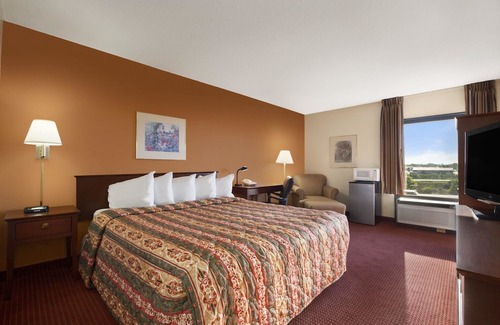 Cedar Rapids Hotel | Days Inn & Suites by Wyndham Cedar Rapids