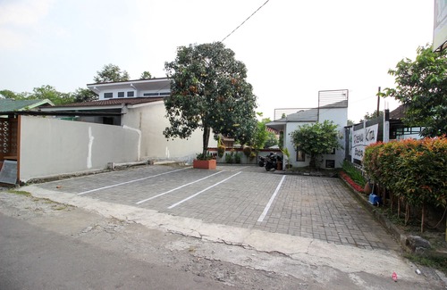 Sinduharjo Hotel | RedDoorz Plus @ Jalan Damai 2