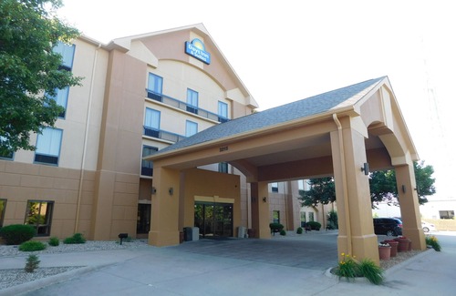 Cedar Rapids Hotel | Days Inn & Suites by Wyndham Cedar Rapids