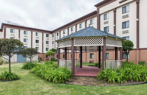 Hammond Hotel | Days Inn and Suites by Wyndham Hammond, IN