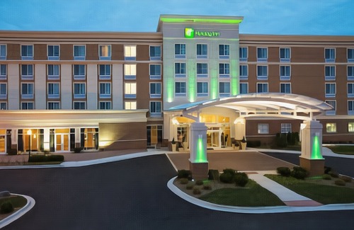 Bedford Park Hotel | DoubleTree by Hilton Chicago Midway Airport