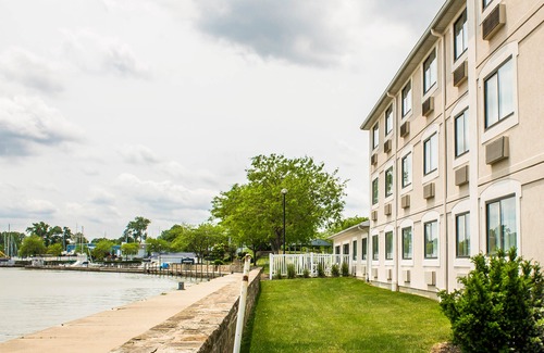 Huron Hotel | Comfort Inn River's Edge