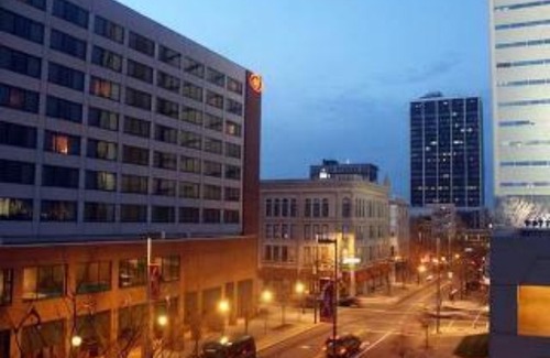 West Central Hotel | Hilton Fort Wayne at The Grand Wayne Convention Center