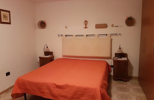 Villanova Monteleone House | Rooms with private bathrooms in the historic center just a short walk from the bus stop