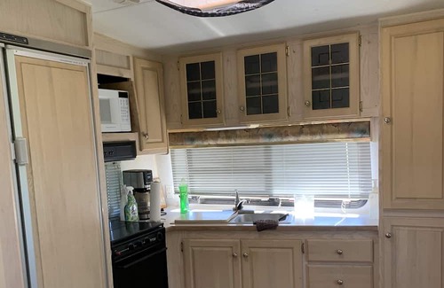 Medicine Hat House | Glamping on the creek, minutes from city amenities