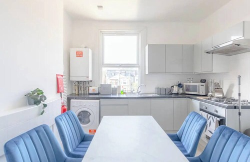 Walthamstow Apartment | Chic 3BD Flat - 5 Mins to Walthamstow Central!