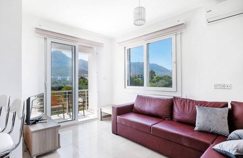 Zeytinlik Apartment | Flat w Pool and Balcony 4 min to Beach in Kyrenia