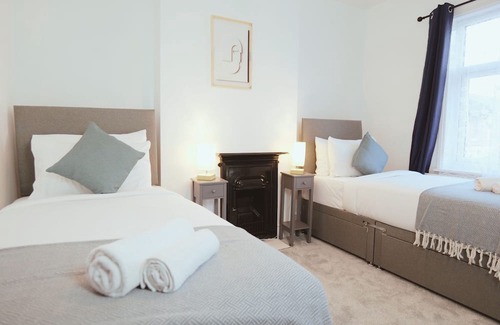 Stafford House | Town Centre House with parking, Wi-Fi