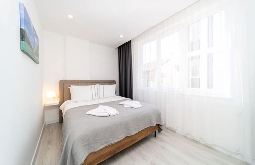 Eski Lara Apartment | Central Flat with Balcony in Muratpasa