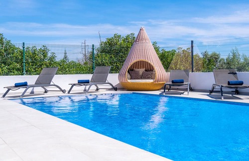 Pera Villa | FABULOUS VILLA, SEA VIEWS, CINEMA ROOM, WIFI, A/C, HEATABLE POOL, JACUZZI & BBQ