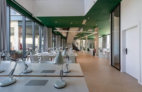 Milagrosa Apartment | Modern Room with High-Speed Wi-Fi in Pamplona