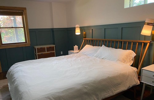 Athens Cabin | Charming Lakefront Cabin w/ Hot Tub - Perfect for Families!