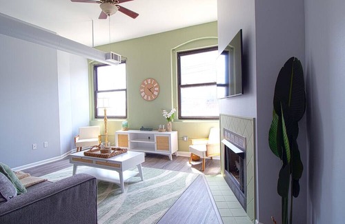 Downtown Cleveland Apartment | PWR| Downtown! LOCATION! Close to Starbucks! 19224