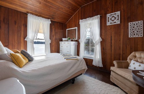 Plainwell House | Beautiful Historic Lodge Near Kalamazoo, Open all year round!