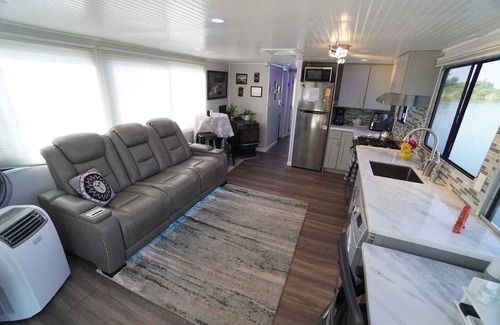 Birds Landing Boat Rental | Romantic Getaway with Sauna, fireplace and great seal watching