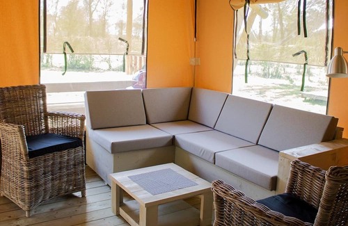 Saint-Laurent-du-Pape Ski Chalet | Luxe Sanitary XL 6 Pers. Villatent at child-friendly campsite in the Ardèche