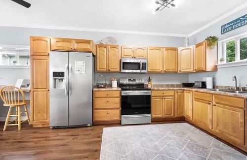 Brimfield House | 3 Bedroom Charming Lakefront Home! Family friendly