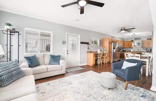 Brimfield House | 3 Bedroom Charming Lakefront Home! Family friendly