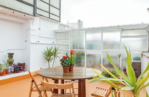 Las Acacias Apartment | Private rooftop on an old Madrilian industrial building