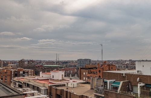 Las Acacias Apartment | Private rooftop on an old Madrilian industrial building