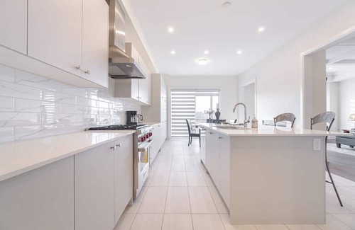 Vaughan House | Charming 5BR Escape: Unwind in Cozy Vaughan House