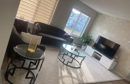 Southwest Edmonton Apartment | Fabulous 2-bedroom apartment with WiFi in charming Edmonton
