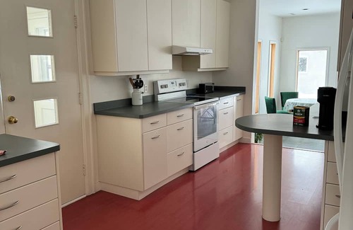 Saskatoon Downtown House | 5 minutes to downtown, University, Hospital, Cozy Gallery House on the River