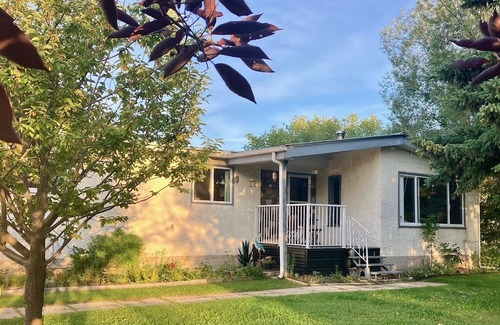 Ponoka County House | Grammie's House by Pigeon Lake, enjoy the peace & quiet minutes from the lake.