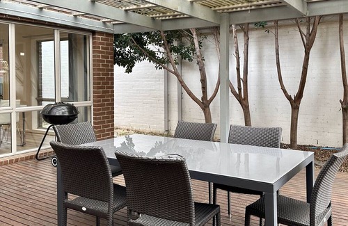 Ascot Vale House | Spacious City-Edge Parkville Family Home (5 Bedrooms /3 Bathrooms)