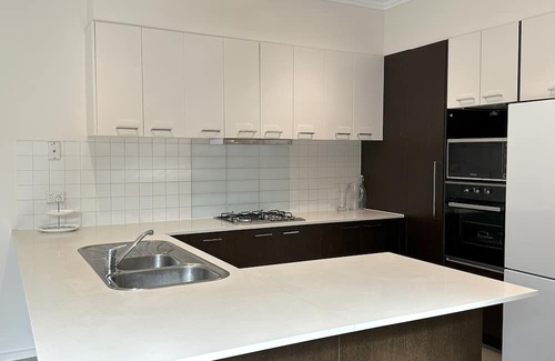 Ascot Vale House | Spacious City-Edge Parkville Family Home (5 Bedrooms /3 Bathrooms)