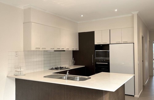 Ascot Vale House | Spacious City-Edge Parkville Family Home (5 Bedrooms /3 Bathrooms)