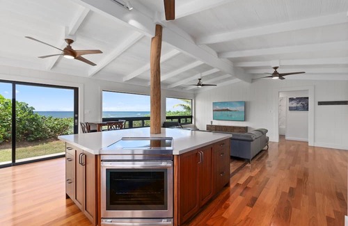 Mokuleia House | Promo price until November! Mokuleia Beach Villa: Beachfront w/Ocean Views,Deck