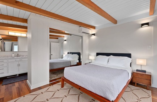 Mokuleia House | Promo price until November! Mokuleia Beach Villa: Beachfront w/Ocean Views,Deck