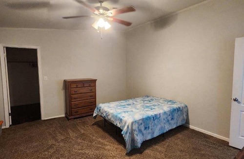 Smith County House | 3-bedroom house in tranquil Lindale with AC, WiFi. Enjoy a peaceful getaway