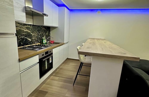 Aprilia House | TRENDY HOME apartment 5 minutes from the sea , and from the train station .